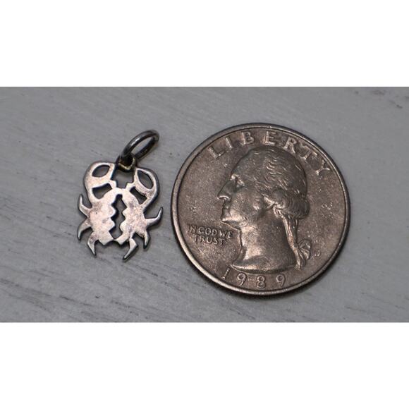 Retired James Avery 925 Scorpio Scorpion Zodiac Charm 1.20G / 0.7in - Picture 3 of 4